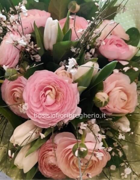 Bouquet  con fiori assortiti nel colore del rosa