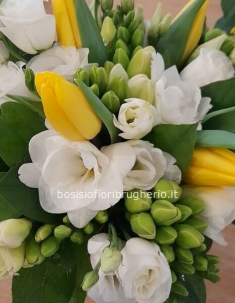 bouquet con fiori gialli e bianchi