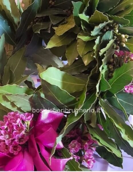 coroncina con alloro, fiori e nastro