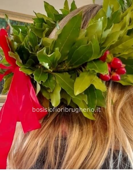 coroncina di alloro, bacche rosse e nastro rosso