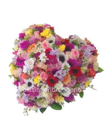 Cuore di fiori assortiti primaverili, 25 cm di diametro