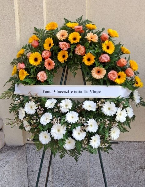 Corona funebre tonalità bianca e gialla/arancio con fiori assortiti senza nastro