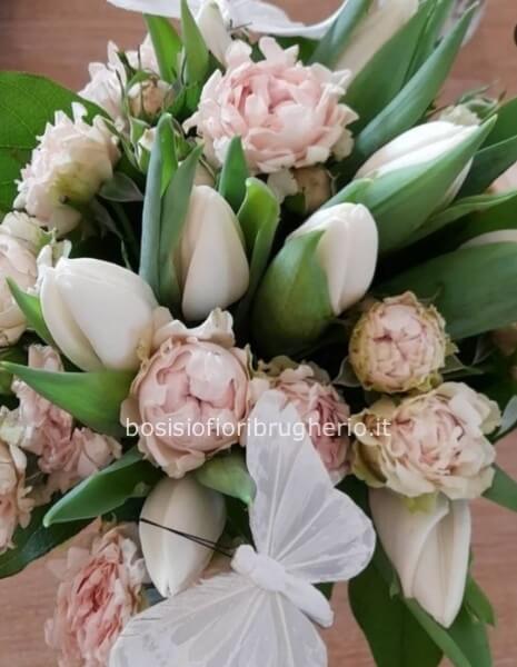 Bouquet di fiori freschi bianchi e rosa