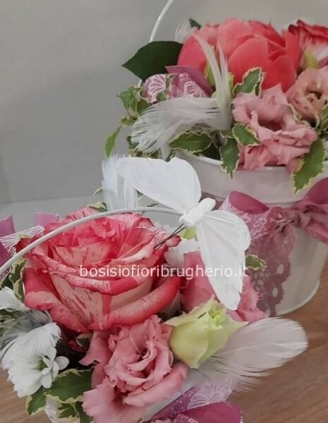 composizione di fiori freschi, sushi grandezza piccola