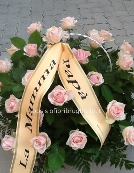 Composizione funebre bassa con fiori chiari senza nastro