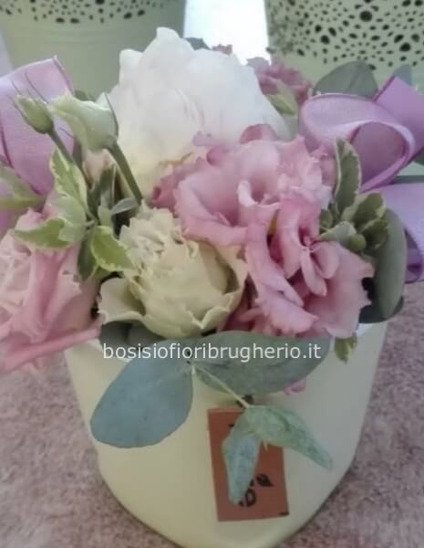 composizione di fiori freschi, sushi grandezza piccola