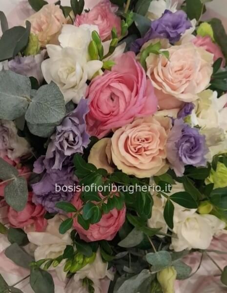 Bouquet di rose assortite e fiori di stagione