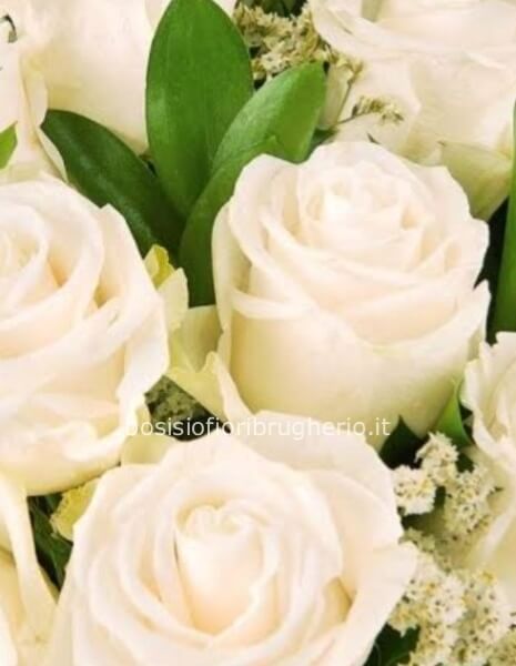 bouquet di 7 rose bianche e verde decorativo