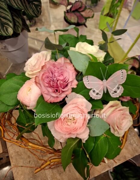 Bouquet con nido di salice intrecciato