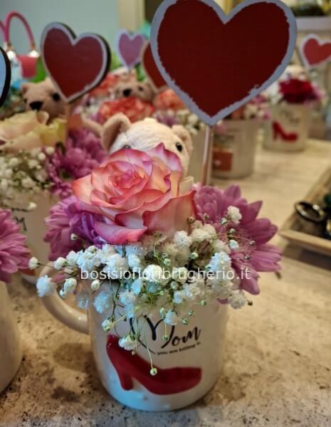 Tazza in ceramica con scarpa rossa disegnata e fiori in spugna all'interno con mini orsetto