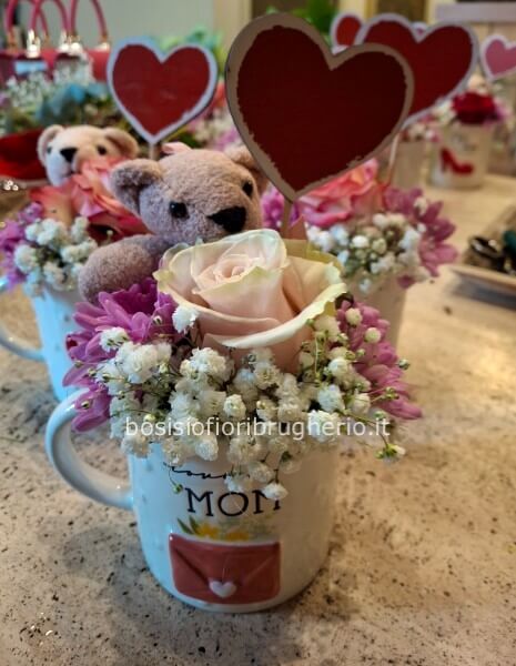 Tazza in ceramica con busta disegnata e fiori in spugna all'interno con mini orsetto