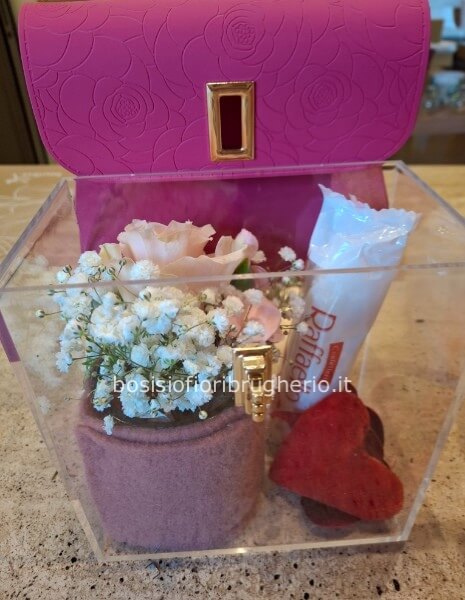 Borsetta contenente mini-bouquet e cioccolatini raffaello