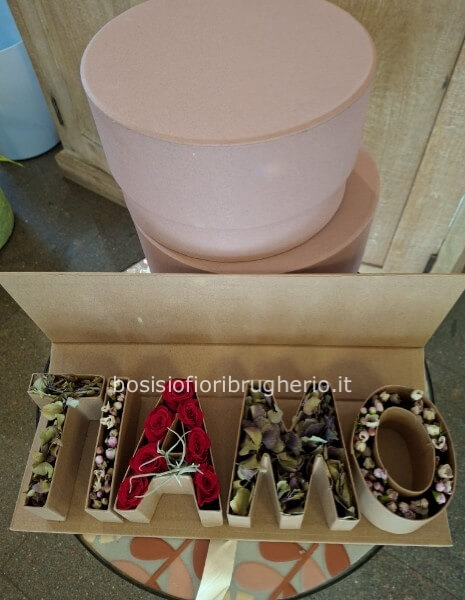 Scritta Ti amo 34 x11 cm con fiori misti stabilizzati