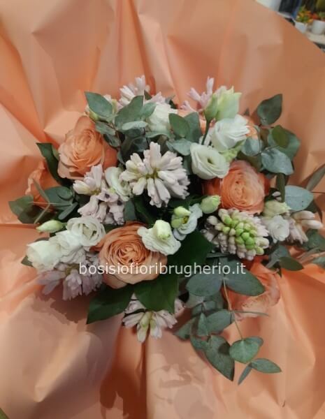 Bouquet sui toni pastello con giacinti ,rose, lisianthus