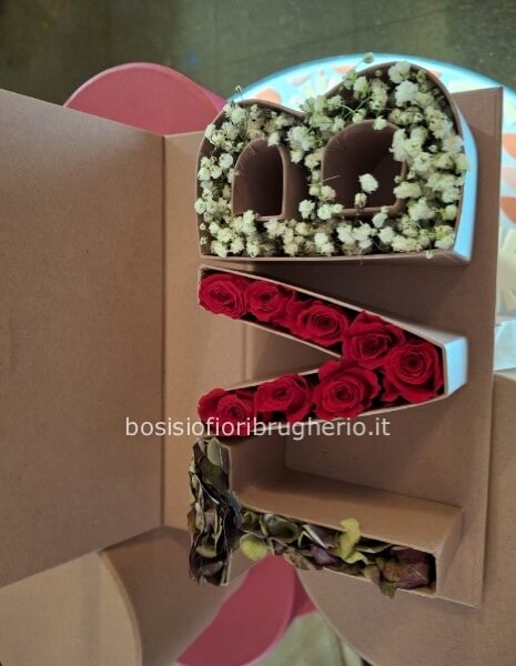 Scritta TVB 21 x11 cm con fiori misti stabilizzati