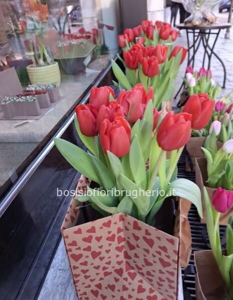 bouquet con n.10 tulipani rossi in borsetta