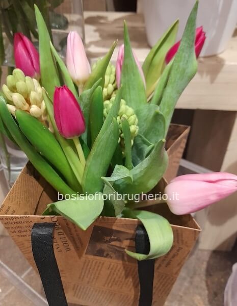 bouquet con n.3 giacinti e n.6 tulipani colorati
