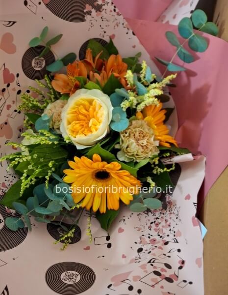 Bouquet sui toni del giallo con carta musicale profumata