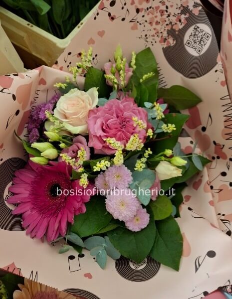 Bouquet sui toni del rosa con carta musicale profumata